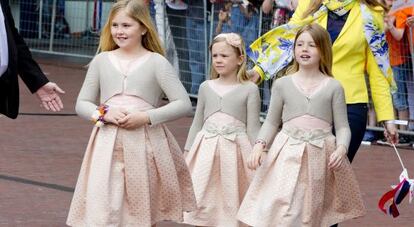 Amalia de Holanda, a la izquierda, con sus dos hermanas.