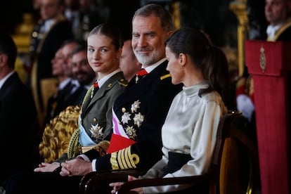 La princesa Leonor, el rey Felipe VI y la reina Letizia, este sábado en el Palacio Real, durante la celebración de la Pascua Militar.
