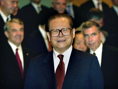 El expresidente de China Jiang Zemin, durante una visita a Hong Kong en 2001.