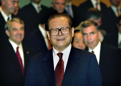 El expresidente de China Jiang Zemin, durante una visita a Hong Kong en 2001.