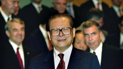 El expresidente de China Jiang Zemin, durante una visita a Hong Kong en 2001.