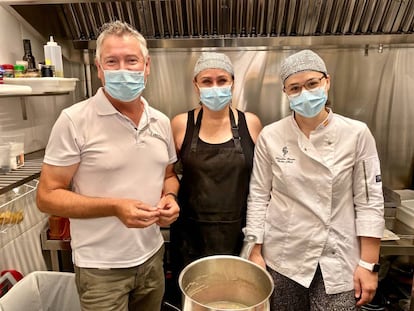 Sebastian Martín, Lourdes Villalobos y Belén Abad en las cocinas de Chin Chin Puerto. J.C. CAPEL