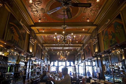 Interior del café literario A Brasileira, en el barrio del Chiado de Lisboa.