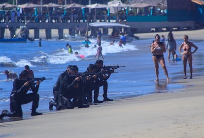 Elementos de la Marina realizan un simulacro de enfrentamiento armado en la playa de Acapulco, en diciembre de 2023.
