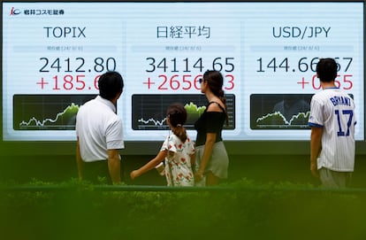 Paneles con la cotización del Topix, el Nikkei y el yen en Tokio, el 6 de agosto de 2024.