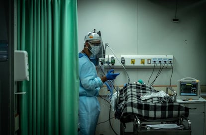 Un sanitario atiende a un paciente de covid-19 en el Hospital Municipal Tide Setúbal.