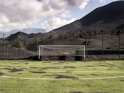 Instalaciones deportivas multidisciplinares del barrio de Las Manchas, en El Paso. Esta cancha ha estado durante meses sepultada por las cenizas volcánicas. La imagen es de abril de este año.