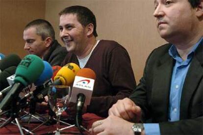 Arnaldo Otegi, Pernando Barrena y Joseba Permach hacen balance de la huelga en una rueda de prensa en San Sebastián.