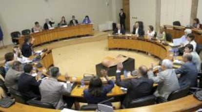 Momento de una de las votaciones en la reunión de la Diputación Permanente del Parlamento de Galicia, esta mañana en Santiago de Compostela.