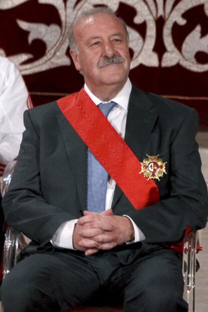 Vicente del Bosque, ayer con la Gran Cruz del 2 de Mayo.