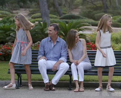 Los Reyes con sus hijas en los jardines del Palacio de Marivent, en Palma.