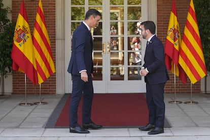 El presidente del Gobierno, Pedro Sánchez, recibe el presidente de la Generalitat, Pere Aragonés, en el palacio de La Moncloa.