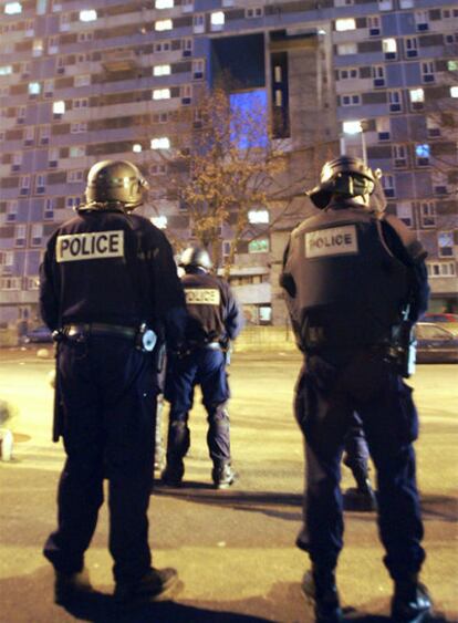 Policías en el barrio periférico de París 4.000 Sud, en enero de 2006.