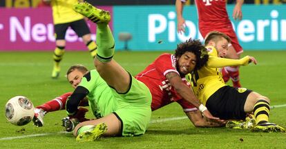 Blaszczykowski ante Manuel Neuer y Dante 