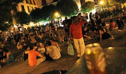 Noche de &#039;botell&oacute;n&#039; en una plaza de Madrid.