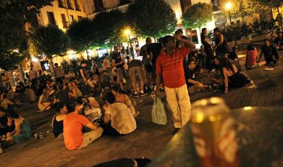 Noche de 'botellón' en una plaza de Madrid.