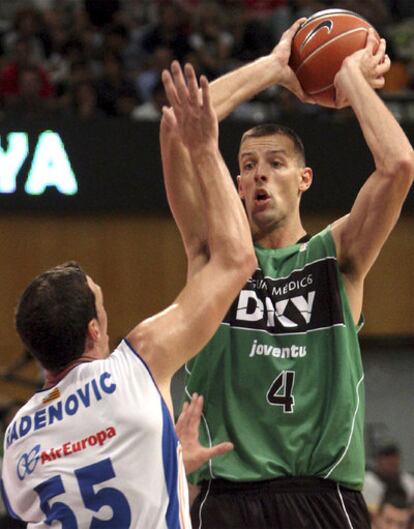 Jordi Trias, con el balón, ante Radenovic.