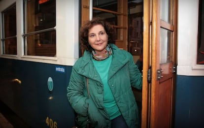 La escritora Marian Izaguirre, en el tranvía de la plaza Oberdan, en Trieste, el mismo que toman los protagonistas de su novela 'Los pasos que nos separan'.