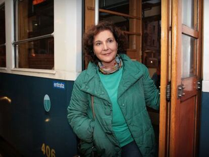 La escritora Marian Izaguirre, en el tranv&iacute;a de la plaza Oberdan, en Trieste, el mismo que toman los protagonistas de su novela &#039;Los pasos que nos separan&#039;. 