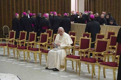 El papa Francisco en la Sala Nervi en la celebraci&oacute;n del Jubileo de la Misericordia para la curia y los cerca de 5.000 empleados de la Santa Sede en Ciudad del Vaticano.