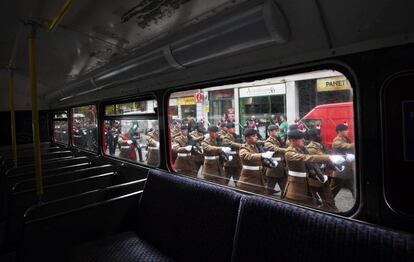 Oficiales y soldados del regimiento de infantería del ejército británico marchan durante su 50 aniversario, en Londres (Reino Unido). Más de 500 soldados británicos, canadienses y australianos han participado en una marcha por las calles londinenses para celebrar este aniversario.