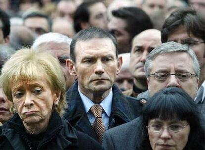 El <i>lehendakari</i> Juan José Ibarretxe, entre María Teresa Fernández De la Vega y José Blanco, tras el asesinato de Isaías Carrasco.