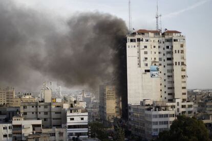 Columna de humo en el edificio bombardeado en el centro de Gaza.