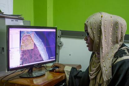 Khadija Ali, estudiante de último año de Tecnología de la Información, muestra el mapa nuevo que están obteniendo de la isla. La última actualización es del año 2004, costó un millón de dólares y se hizo con avión traído de Kenia. El mapeo actual se ha hecho con un aporte de 200.000 euros del Banco Mundial.