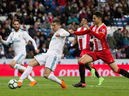 Cristiano remata en su cuarto gol ante el Girona. 