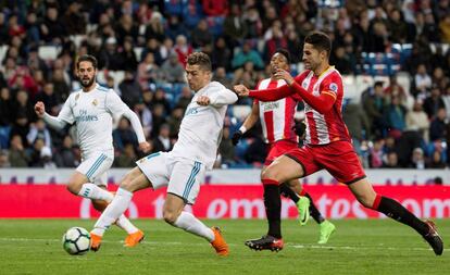 Cristiano remata en su cuarto gol ante el Girona. 