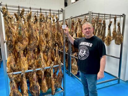 José Ignacio Jauregui, con sus paletas y jamones de 'euskal txerri'. J. C. CAPEL