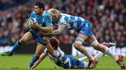 Los jugadores de escocia Richie Gray (derecha) y Robert Harley (abajo) placan al jugador italiano Andrea Masi.