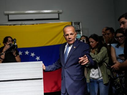 El candidato presidencial, Manuel Rosales, da una conferencia de prensa en Caracas, Venezuela, en marzo de 2024.