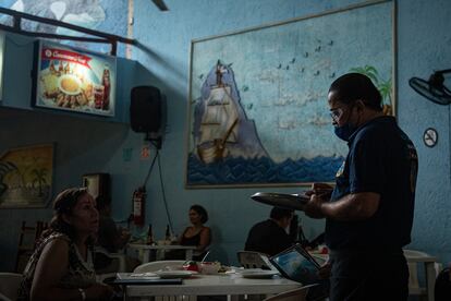 Una mujer come en el restaurante Buzos de Acapulco.