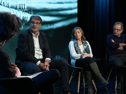 De izquierda a derecha: Jaime García Cantero, director de 'Retina', Rafael Larraz, director de I+D de Cepsa, Pilar Fernández Hernando, catedrática de Ciencias Analíticas de la UNED y Avelino Corma, fundador y exdirector del Instituto de Tecnología Química.