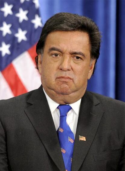 El gobernador de Nuevo México, Bill Richardson, en una fotografía de archivo del pasado 3 de diciembre, cuando fue presentado por Obama como secretario de Comercio del futuro Ejecutivo federal estadounidense. Richardson ha renunciado hoy al cargo porque está siendo investigado judicialmente por una concesión del Gobierno de Nuevo México a una compañía californiana que le hizo donaciones políticas.