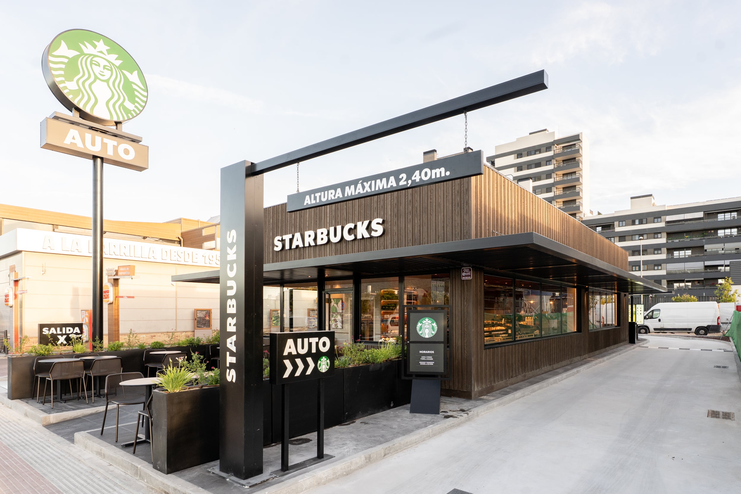 Starbucks apuesta por un servicio directamente a los coches con sus dos primeros ‘Starbucks Auto’ en España