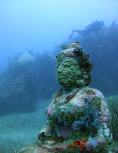 Una de las estatuas del Jardín submarino de Pemuteran, en las profundidades del océano.