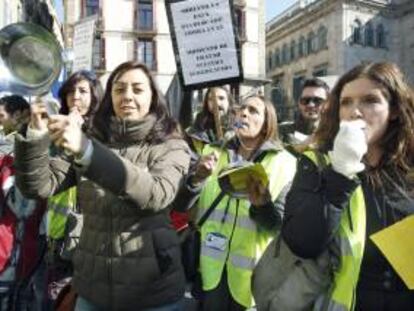Trabajadores de Spanair durante una concentración ante la Generalitat para protestar por el cierre de la aerolínea. EFE/Archivo