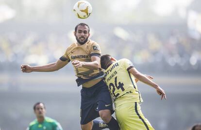 Castro (i) durante la semifinal de vuelta contra el América