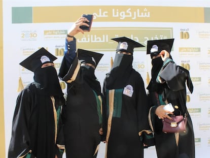 Graduación en la Universidad de Taif (Arabia Saudí), en la que declaró trabajar Francisco Tomás Barberán, del CSIC.