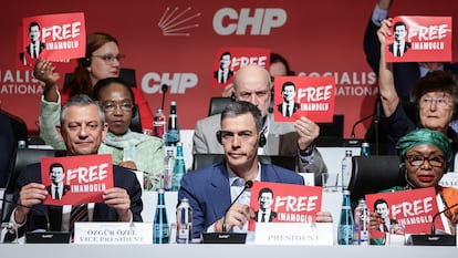 Pedro Sánchez, en la reunión de la Internacional Socialista en Estambul con un cartel que pide la salida de prisión del líder opositor turco Ekrem Imamoglu.