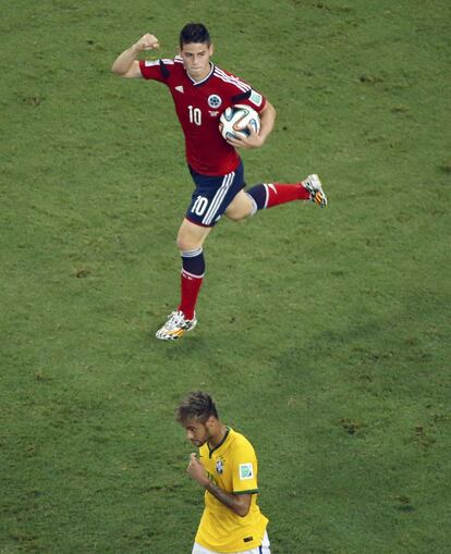 James Rodriguez comemora o gol diante de Neymar.