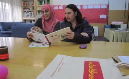 Actividad de la asociación Entrelibros en el colegio Arrayanes, en Granada.