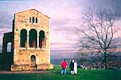 Santa María del Naranco, una maravilla del prerrománico asturiano, ofrece una amplia perspectiva de Oviedo desde lo alto del monte Naranco.