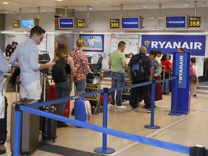 Viajeros en la puerta de embarque de Ryanair.