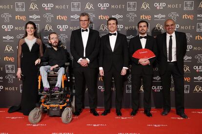 Solo Alberto Garzón (IU) posó con el abanico en la foto de grupo de parte de la plana política española invitada a la gala.