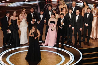 El elenco y el equipo de 'Anora' reciben sus estatuillas tras ganar el Oscar a mejor película, esta noche en el teatro Dolby de Los Ángeles.