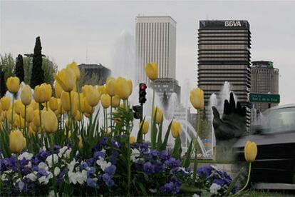 De izquierda a derecha, Torre Picasso, el edificio más alto de Madrid, de Minoru Yamasaki; la torre del BBVA, de Sáenz de Oiza, y Torre Europa, de Miguel Oriol. Delante, la escultura <i>Mano,</i>de Fernando Botero.