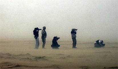 Varios reporteros toman fotografías en presencia de &#39;marines&#39; estadounidenses en el desierto de Kuwait.